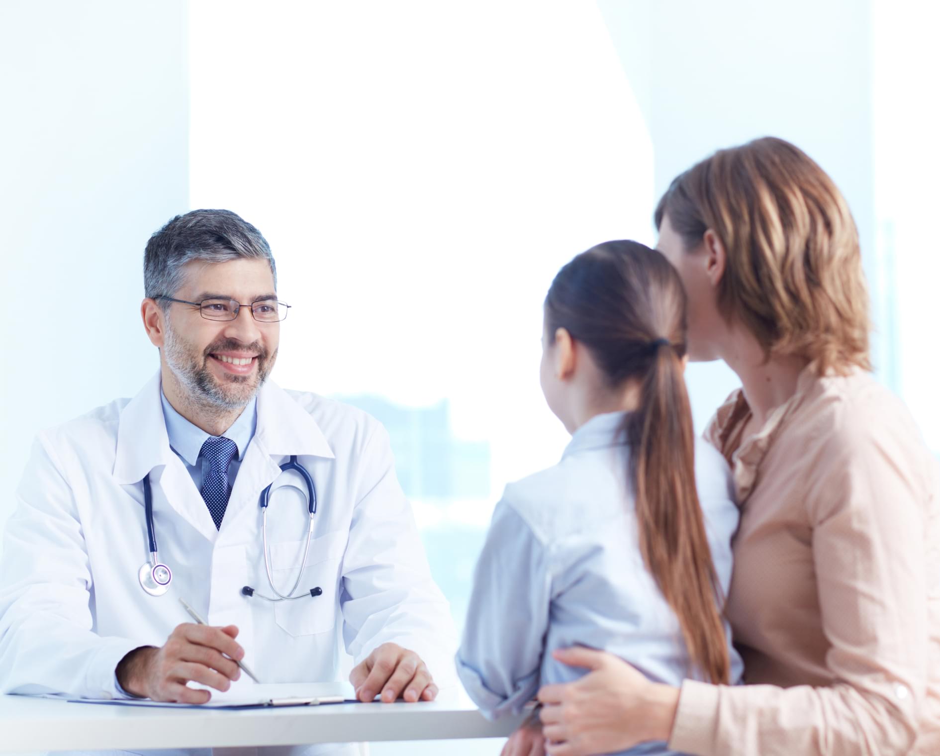 doctor otorgando un certificado medico en linea